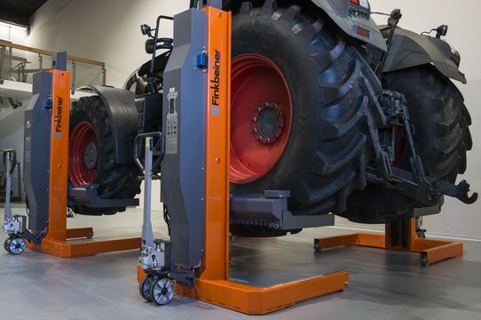 Mobile Hebeböcke für Raddurchmesser bis 2000 mm mit Fendt-Traktor