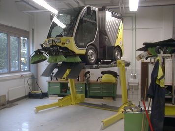 Mobile Finkbeiner FHB3000 lift with platforms FA-PR220 for light road sweepers