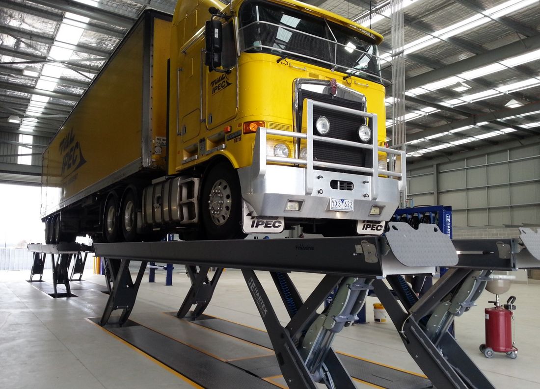 The Finkbeiner lift HDS-Tandem can be used also for heavy tractor-trailers and road train trucks / long combination vehicles LCV