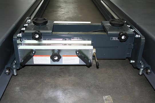 Pneumatic jacking beam 16 t, movable between the platforms of the HDS lift