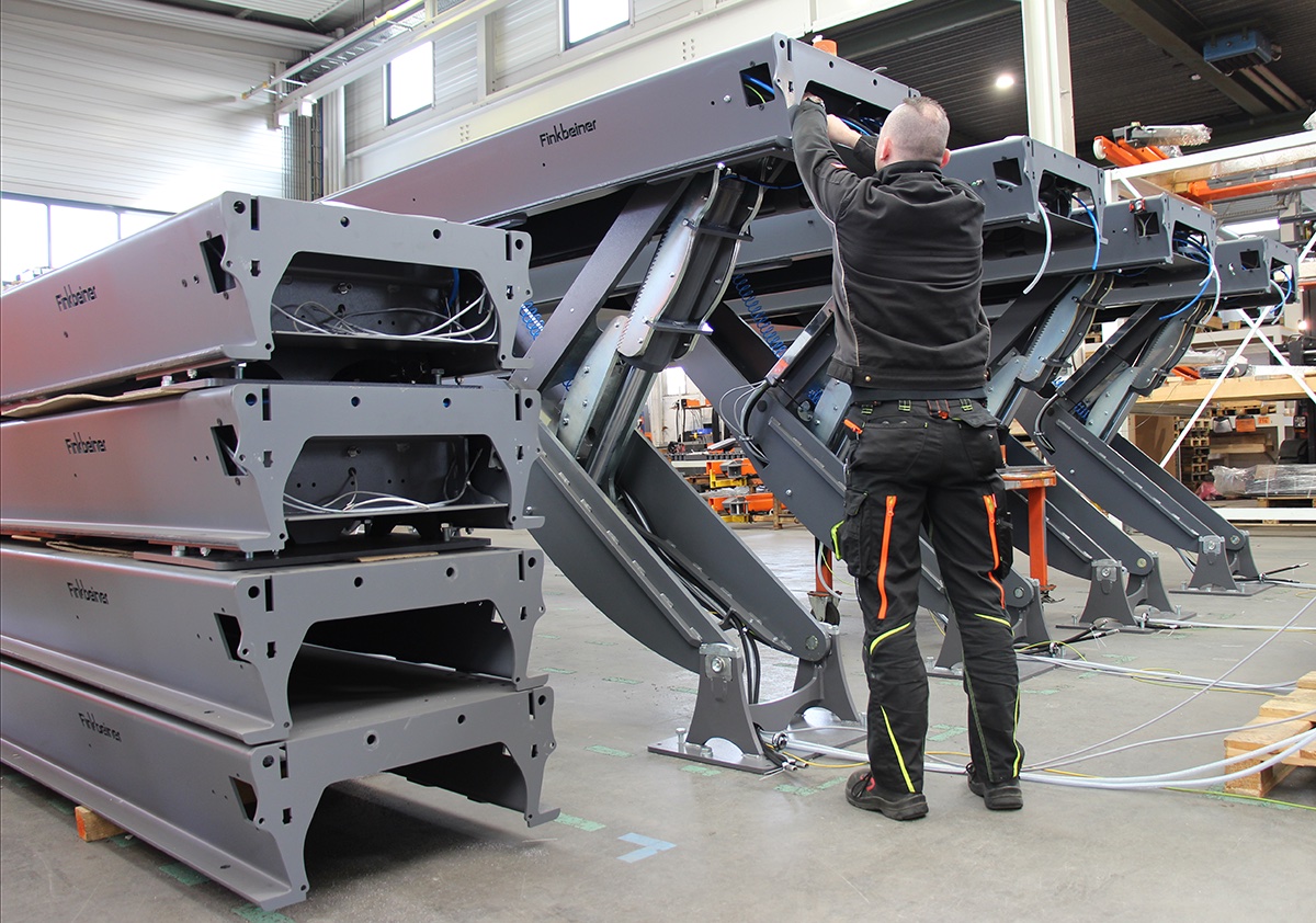 Production of a semi-scissor platform lift Finkbeiner, Freudenstadt