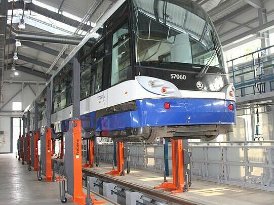 Mobile column lift Finkbeiner EHB907FDC for railway vehicles such as trams; 7500 kgs per column, load support bracket adjustable in height