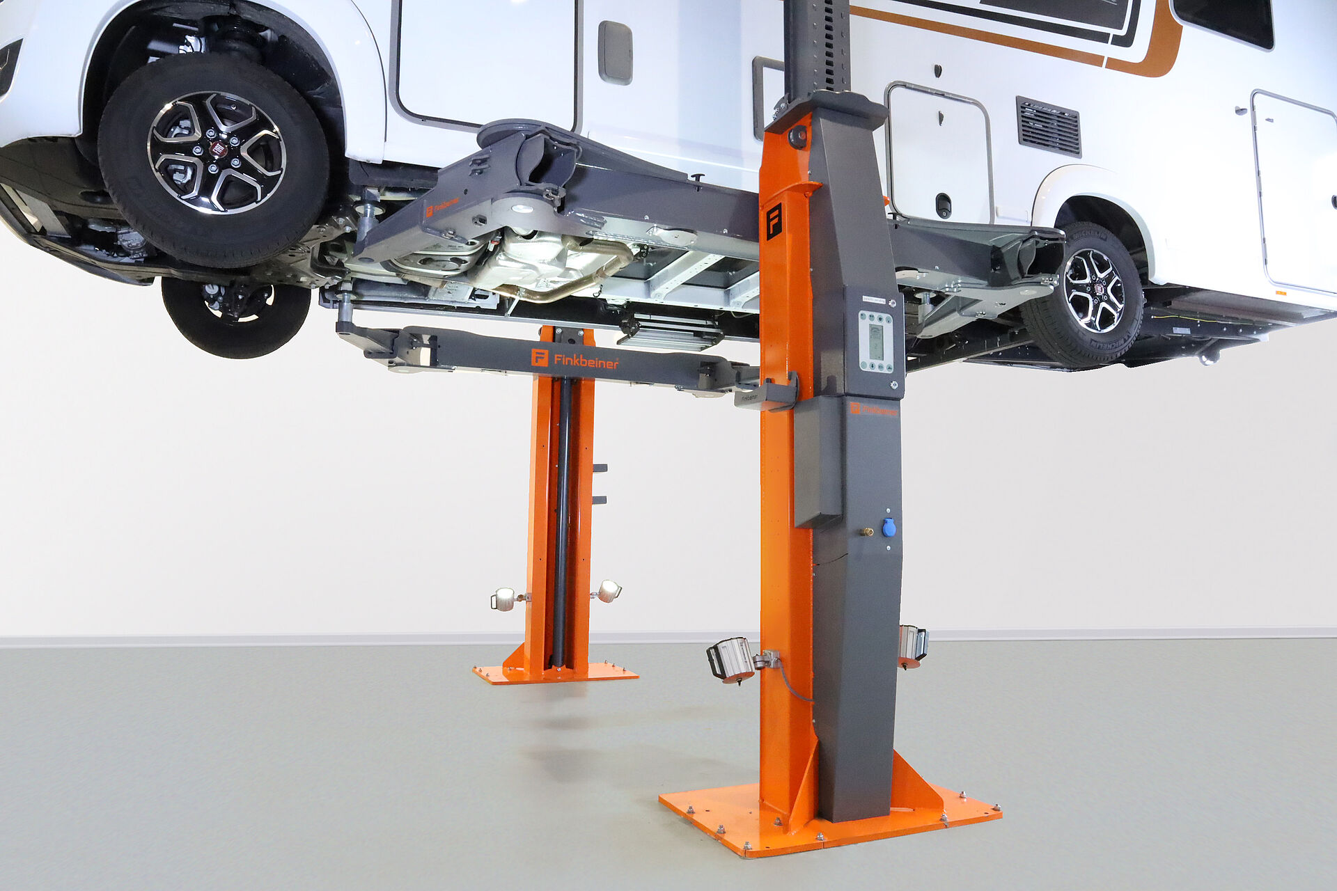 TPL7500 | Stationäre 2-Säulen-Hebebühne für Leicht-Nutzfahrzeuge ...