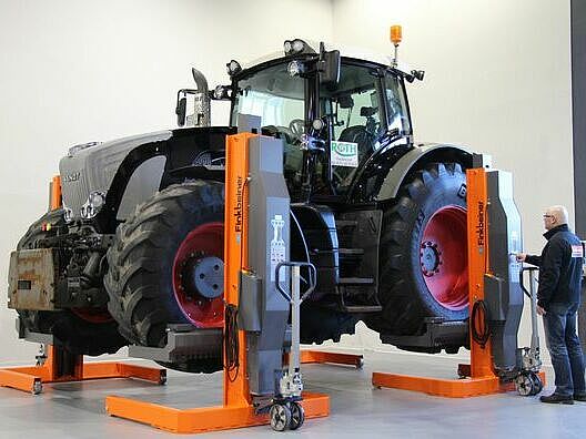 Colonnes mobiles EHB905V20DCavec un tracteur Fendt soulevé