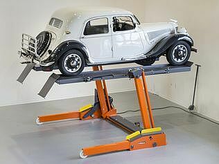 Portable FHB3000 car lift with drive-on ramps FA3 as an accessory, ideal for classic cars such as Citroen Traction Avant