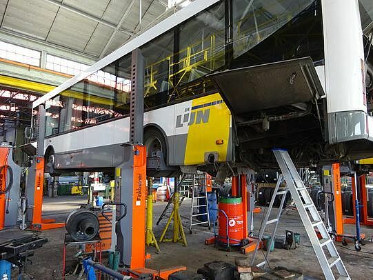 Mehrere Arbeiten lassen sich gleichzeitig am angehobenen Fahrzeug durchführen