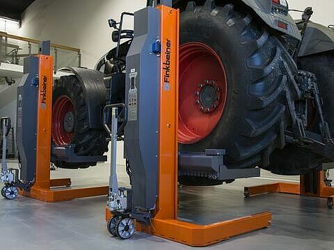 Mobile hoists for a wheel diameter up to 2000 mm with a Fendt tractor