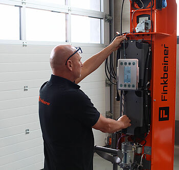 Monteur bei der Installation einer Halbscheren-Hebebühne HDS vor Ort beim Kunden
