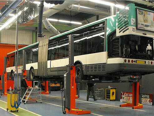 Articulated bus supported on 3 crossbeams, wheel-free