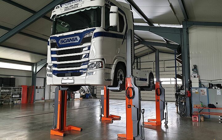 Mobile columns wireless with Scania truck