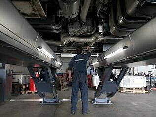 Scissor platform lift Finkbeiner HDS, ergonomic working by best access to the vehicle and optimum lighting conditions