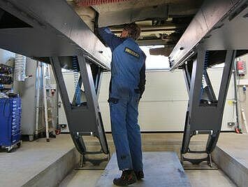Finkbeiner platform lift HDS for ergonomic working underneath the vehicle