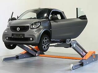 Lifting also of compact cars such as SMART Fortwo, with free door access