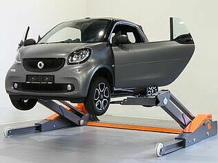 Levage des véhicules compacts telle que la SMART Fortwo avec des portes libres.