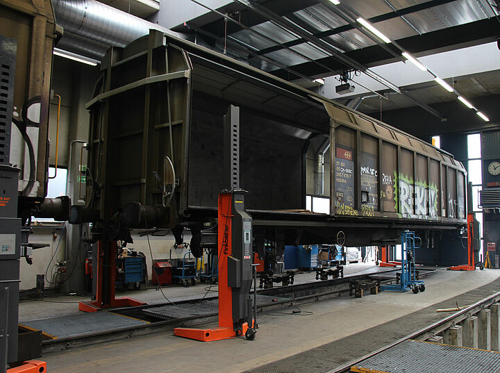 Lifted wagon at SBB Cargo using battery-powered mobile hoists