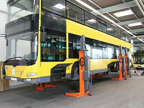 Mobile column lifts EHB907V11DC in use at a public bus depot