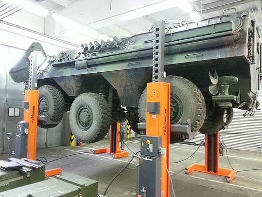 Finkbeiner mobile hoist EHB707 also suitable for military vehicles such as armored cars
