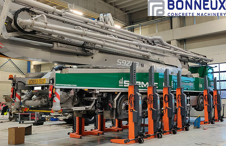 Mobile columns with a pump truck at our customer Bonneux Machinery in Belgium