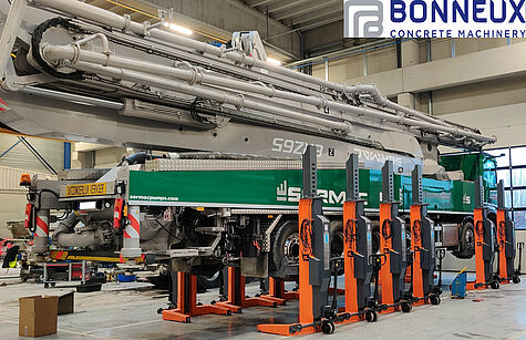 Mobile columns with a pump truck at our customer Bonneux Machinery in Belgium